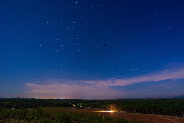 Estrella en el cielo con la vía láctea galaxia paisaje naturaleza filtro oscuro estilo