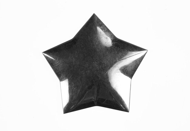 estrella de cinco puntas de plata aislada sobre fondo blanco