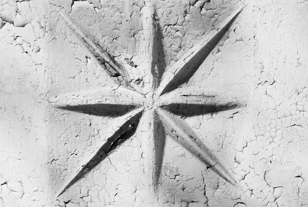 Estrella horizontal en blanco y negro sobre fondo de pared agrietada