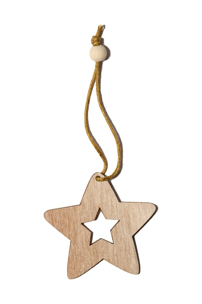 Estrella de madera en una cadena aislada sobre fondo blanco