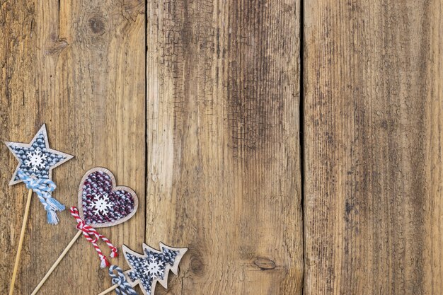 Estrella de Navidad, árbol de Navidad y corazón sobre un fondo de tablas de madera