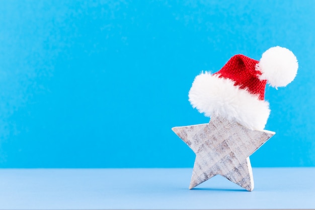 Estrella de Navidad, decoración sobre fondo de color pastel. Concepto mínimo de Navidad o año nuevo.