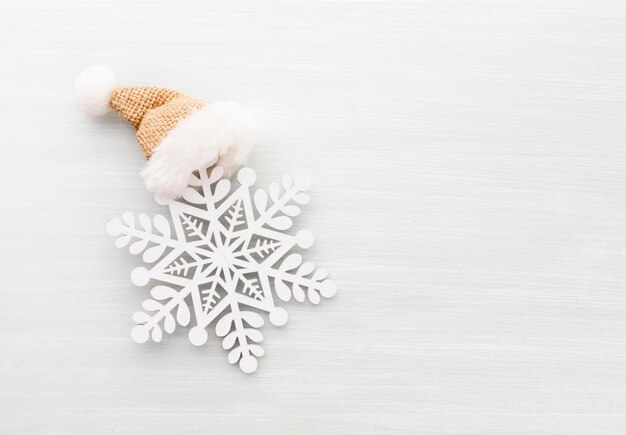 Estrella de Navidad y gorro de Papá Noel, decoración sobre papel.