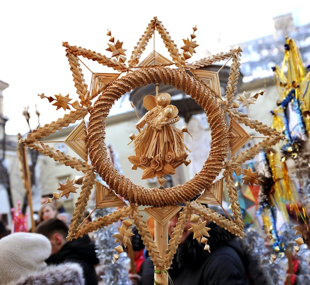 Estrella de Navidad hecha a mano: un atributo tradicional del rito navideño de villancicos