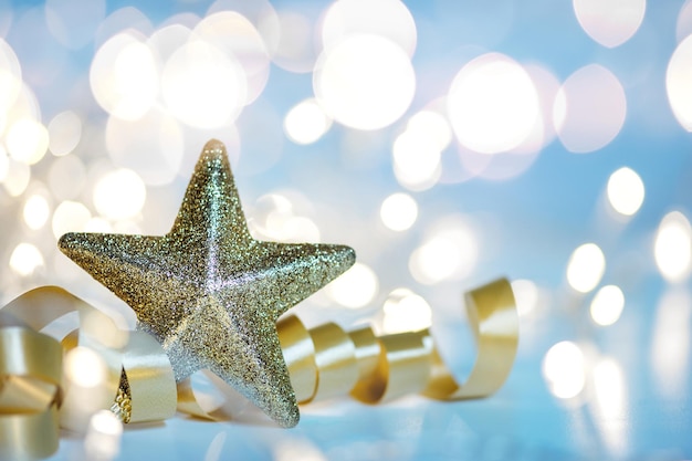 Estrella de navidad con luces bokeh desenfocadas en un fondo azul