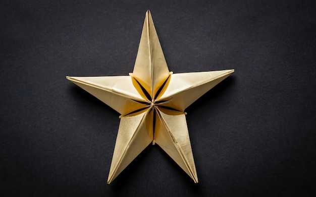 Una estrella de Navidad con un papel plegado y una lámina de oro La estrella está hecha de varios módulos que crean