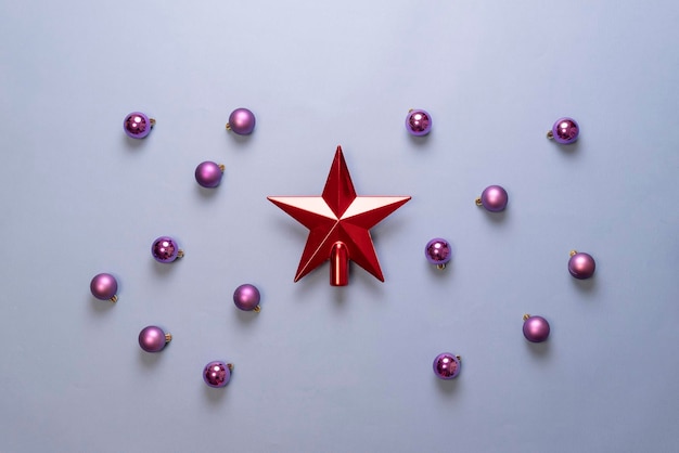 Una estrella de navidad roja brillante con bolas de diseño abstracto plano