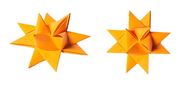 Foto estrella de origami naranja aislada en un recorte de fondo blanco o transparente