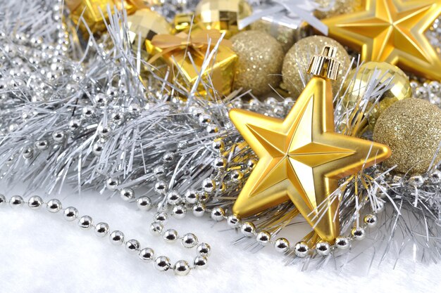 Estrella de oro y adornos navideños