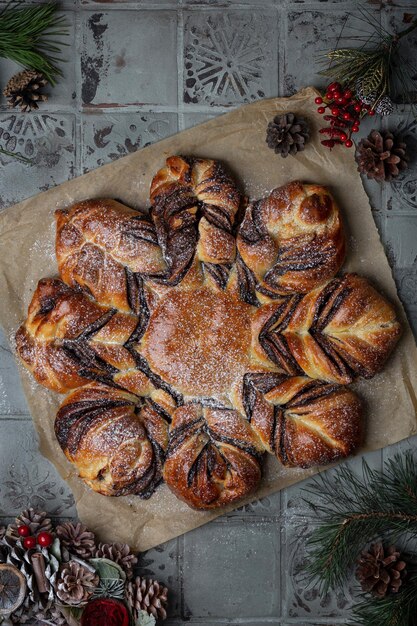 Estrella de pan casero navideño con pasta de chocolate y azúcar en polvo