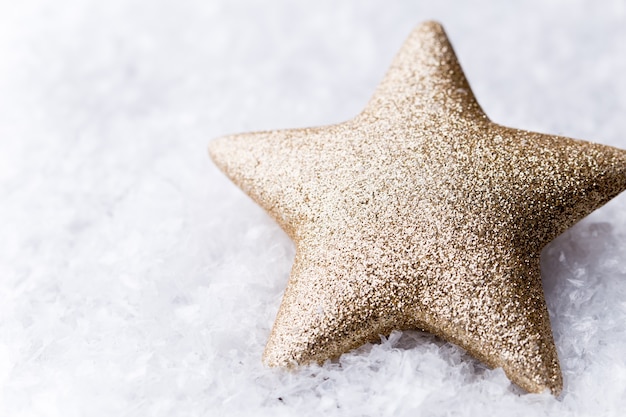 Estrella de plata con bolas de Navidad en el fondo brillante.