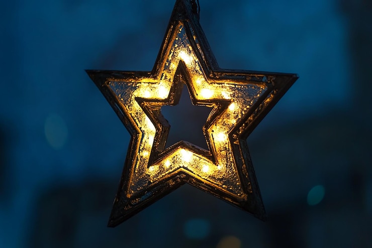 Foto una estrella que está iluminada con una luz amarilla