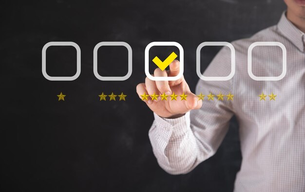 Estrellas para calificar con marca de verificación Hombre tocando en la pantalla