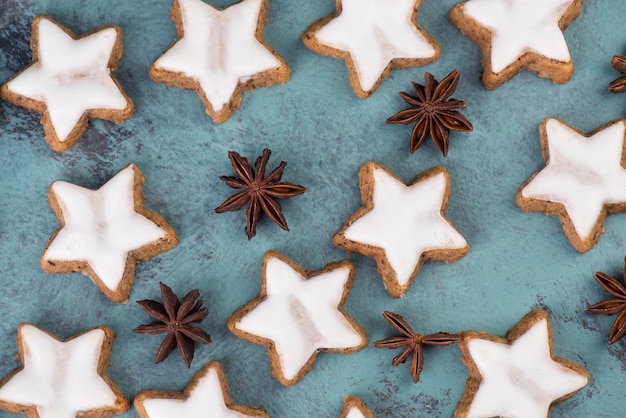 Estrellas de canela, galletas navideñas alemanas tradicionales, pan de jengibre, espacio de copia vacío