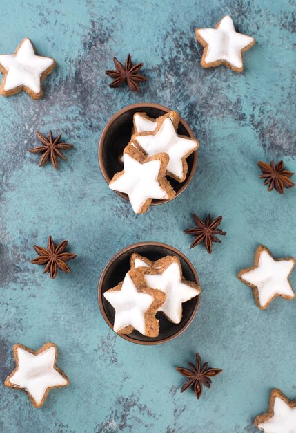Estrellas de canela, galletas navideñas alemanas tradicionales, pan de jengibre, espacio de copia vacío
