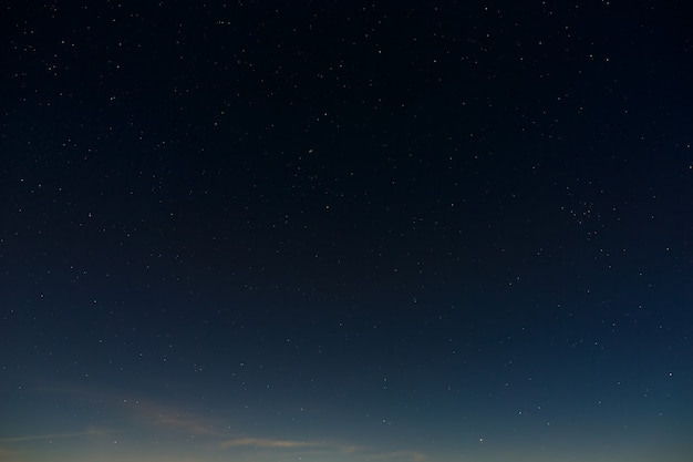 Foto estrellas en el cielo nocturno. fondo del espacio exterior con la luna llena fotografiada.