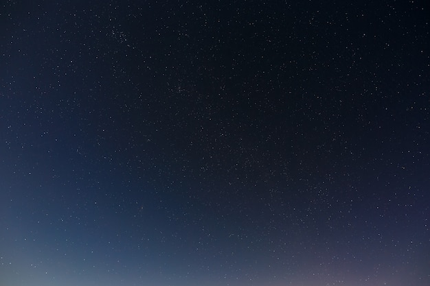 Estrellas en el cielo nocturno