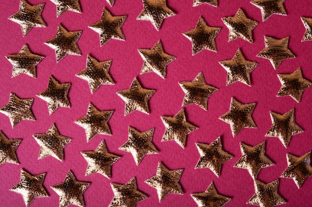 Estrellas doradas sobre el fondo de color magenta Color de tendencia de 2023 Viva Magenta