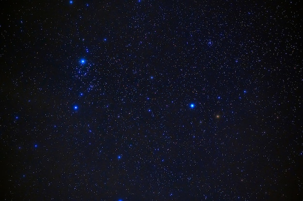 Estrellas en el fondo del cielo estrellado de la noche con la vía láctea. Fondo azul con galaxias, nebulosas y el universo.