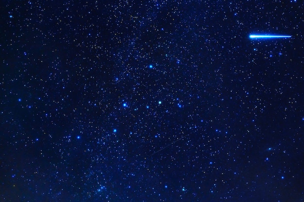 Estrellas en el fondo del cielo estrellado nocturno con muchas constelaciones, universos y estrellas fugaces