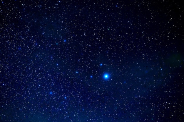 Estrellas en el fondo de un cielo oscuro estrellado en la noche