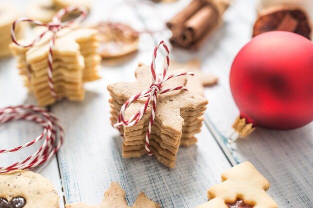 Estrellas de galletas de Navidad como adornos navideños - Cerrar.