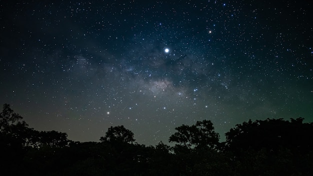 Foto estrellas impresionantes en el cielo nocturno