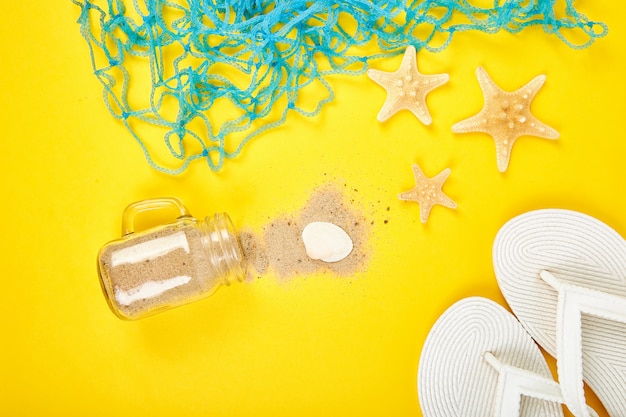 Estrellas de mar y conchas marinas en un vaso con arena