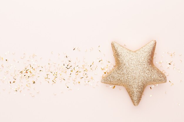Estrellas de Navidad de fondo pastel festivo y brillo brillante, confeti sobre fondo pastel.