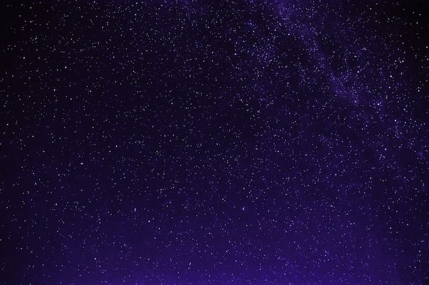 Estrellas en la noche cielo estrellado negro púrpura con la vía láctea