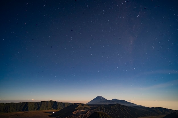 Las estrellas en la noche en el magnífico volcán Bromo es un primer plano.