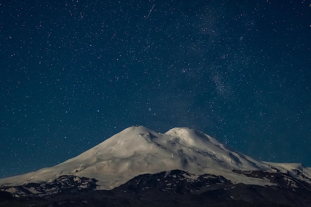 Estrellas en la noche y Monte Elbrus