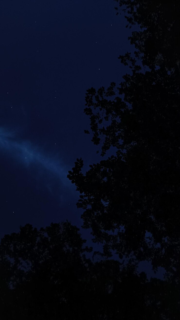 Foto estrellas y nubes en el cielo nocturno