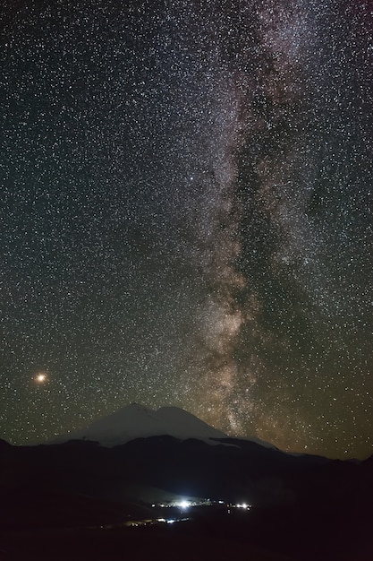 Estrellas de la Vía Láctea por la noche en el cielo.