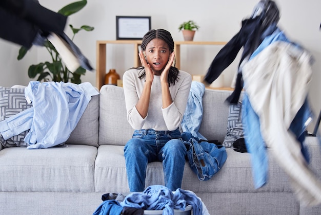 Estrés, agotamiento y lavado de ropa con mujeres negras y ansiedad por el trabajo doméstico y el servicio de limpieza falla y miedo en el hogar familiar Limpieza estresada y fatiga de limpieza de primavera con textiles