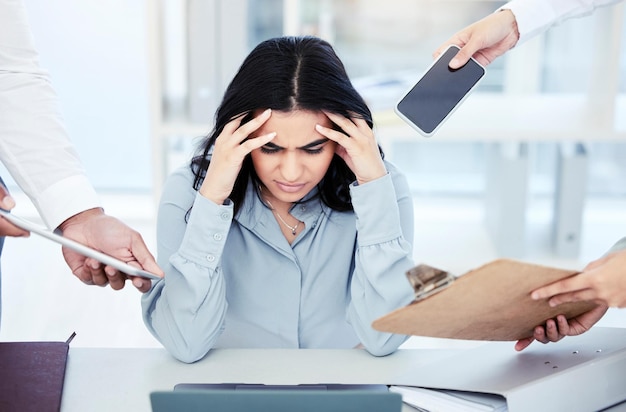 Estrés ansiedad y mujer en la oficina ocupada con dolor de cabeza portátil y presión de trabajo en la gestión de proyectos personas de negocios de salud mental y consultor sobrecargado de trabajo con fatiga tecnología y agenda en el escritorio