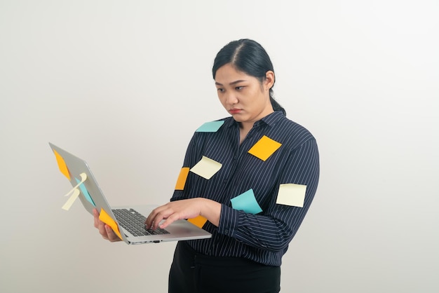 Estrés asiático de la mujer de negocios del trabajo duro