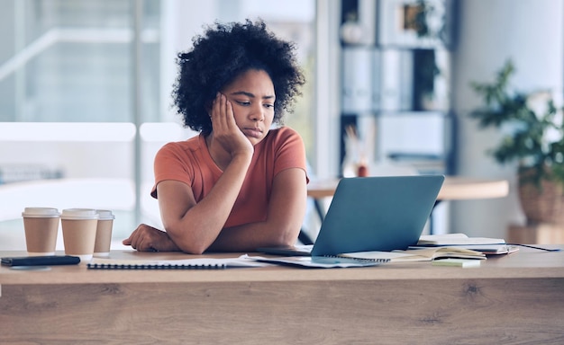 El estrés de la computadora portátil y la mujer negra frustraron el agotamiento y la búsqueda cansada o aburrida en Internet y molesta.