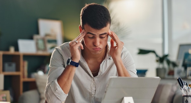 Estrés dolor de cabeza ansiedad y hombre de negocios con tableta para error de Internet error de proyecto y frustrado por la niebla cerebral persona masculina dolor de migraña y tecnología en la oficina para 404 fallo con agotamiento laboral