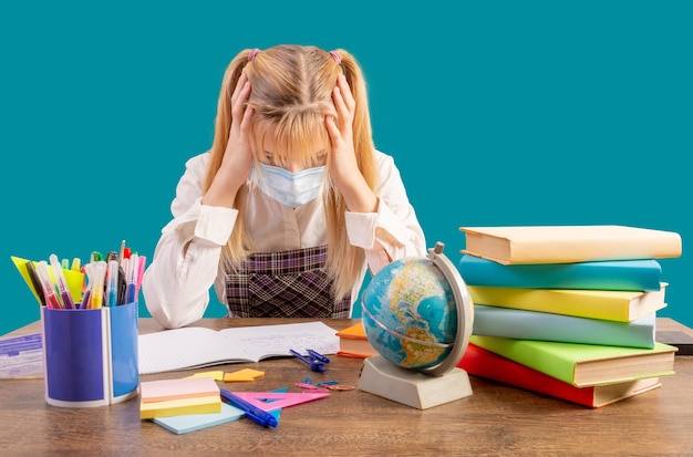 Foto estrés y dolor de cabeza de los estudiantes de secundaria.