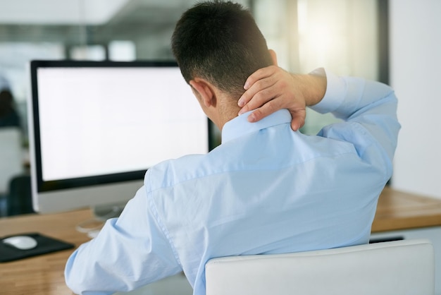 Estrés de dolor de cuello y maqueta con el hombre y la pantalla de la computadora para el agotamiento del dolor de cabeza y el cansancio Ansiedad salud mental y lesiones con el empleado masculino en el cargo por error frustrado y músculo