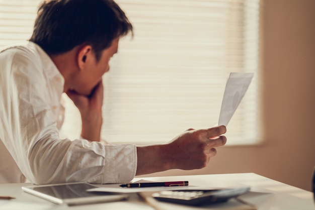 El estrés del hombre de negocios y la preocupación por la hora tardía para terminar el proyecto de trabajo