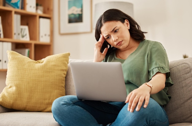 Estrés de trabajo remoto y mujer con dolor de cabeza portátil y agotamiento en el sofá frustrada y molesta en casa Freelance glitch y dama en línea con ansiedad de 404 internet o crisis fiscal en la sala de estar