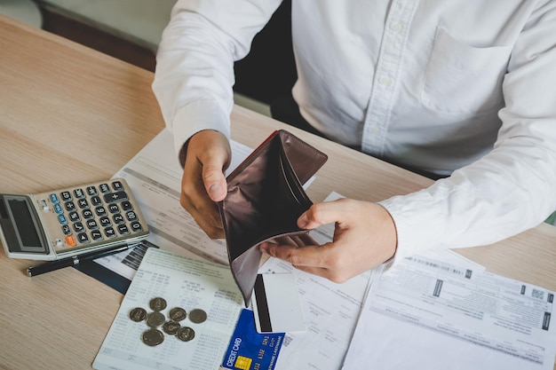 Estresado Problema persona de negocios hombre hombre sosteniendo y abriendo una billetera vacía no tiene dinero tarjeta de crédito no pagar factura préstamo o gasto en pago Bancarrota bancarrota y deuda concepto financiero