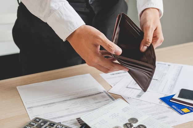 Foto estresado problema persona de negocios hombre hombre sosteniendo y abriendo una billetera vacía no tiene dinero tarjeta de crédito no pagar factura préstamo o gasto en pago bancarrota bancarrota y deuda concepto financiero