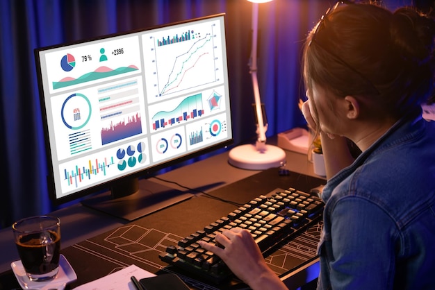 Estresante creativo asiático mirando en la pantalla de la computadora con el creador del proyecto Stratagem