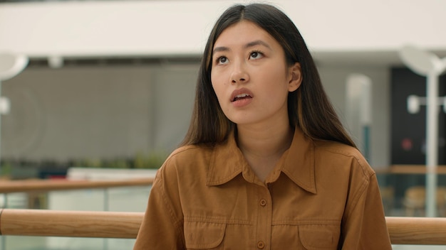 Estressada irritada mulher asiática estudante coreana chinesa mulher de negócios multiétnica insatisfeita