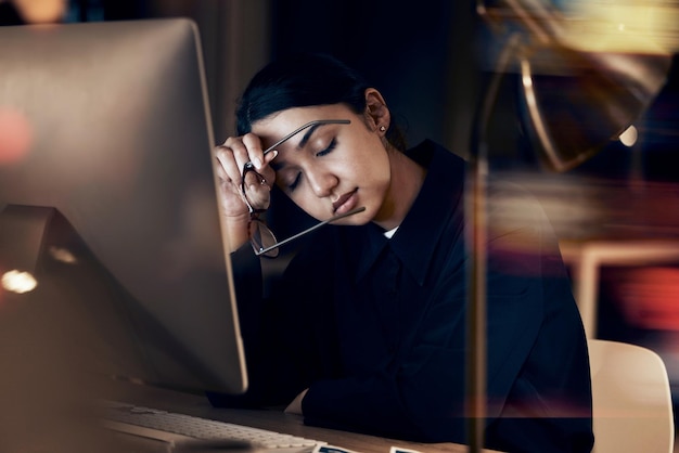 Estresse cansado e mulher de negócios à noite trabalhando no computador para relatório de projeto e prazo de estratégia Burnout saúde mental e trabalhadora no escritório escuro frustrado cansado e sobrecarregado