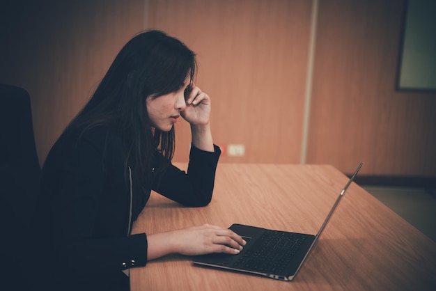 Estresse da mulher de negócios do chefea secretária tem um trabalho árduopovo da tailândiatrabalhador não tem ideias para o trabalho