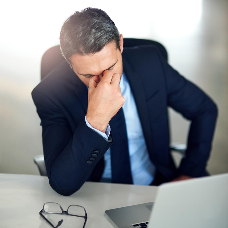 Foto estresse de laptop e acima de homem de negócios com erro na mesa para erro de projeto on-line e falha de rede risco da empresa corporativa e pessoa no computador com esgotamento frustrado e dor de cabeça
